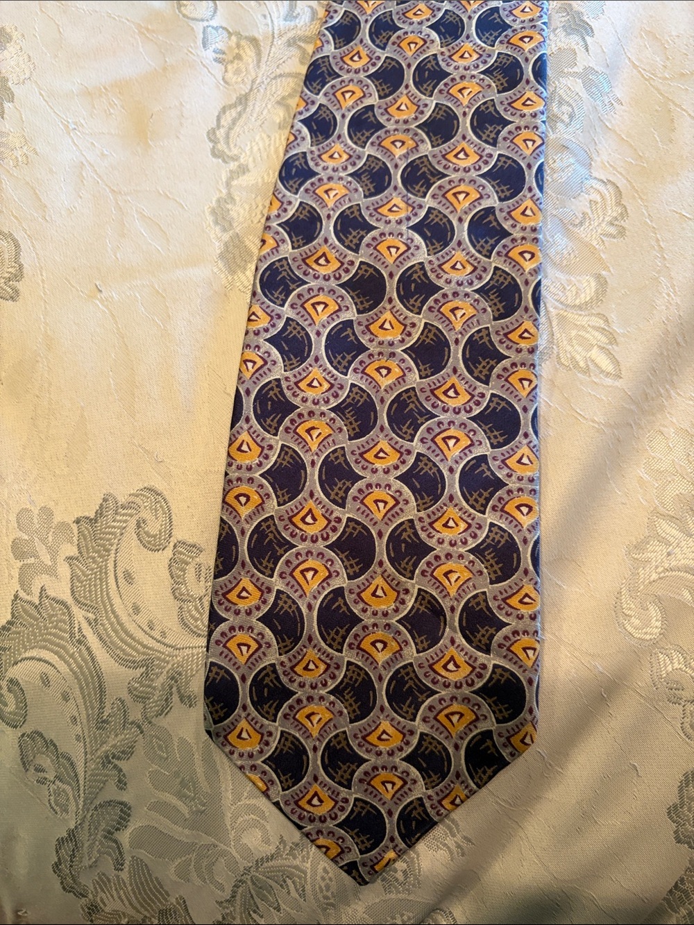 Classic Men's Geometric Pattern Tie in brown and Gold Bill Blass